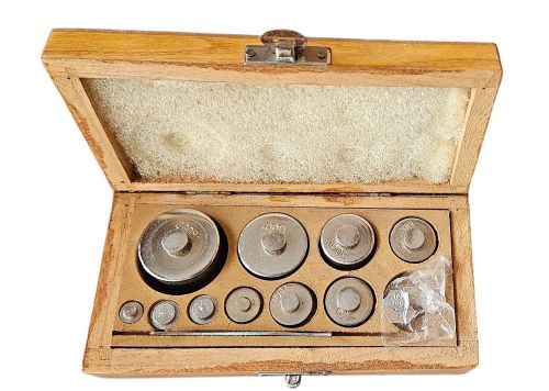 Physical Weight Box 200GM Iron in Wooden Box, for Laboratory